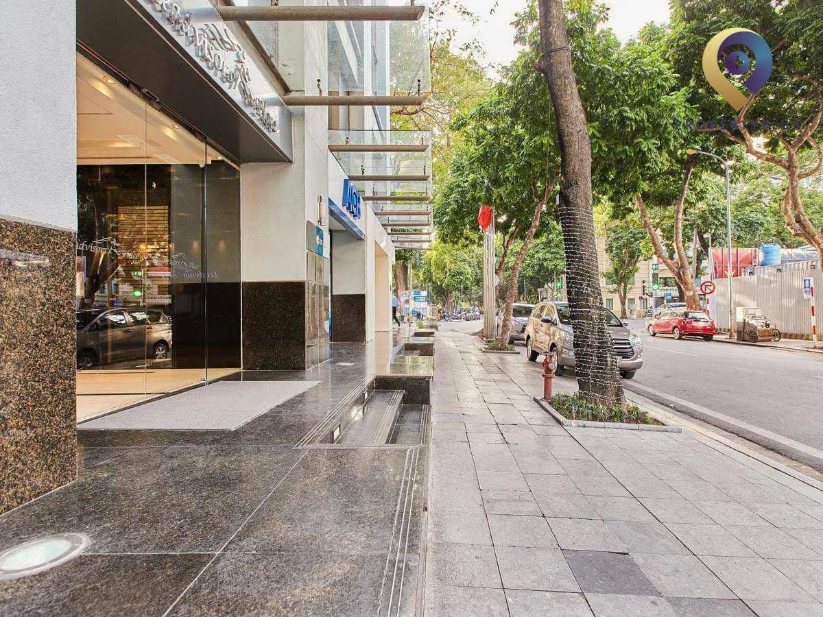 Vỉa hè và không gian xung quanh tòa nhà Leadvisors Place